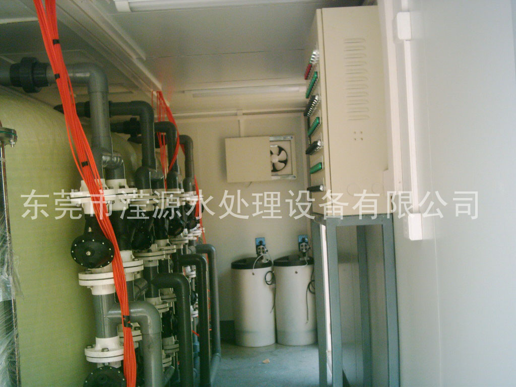 /></p><p>“中國(guó)海監(jiān)3015”船1500噸級(jí)，2012年9月開工建造，2014年1月在廣州交船，3月28日剛剛開回天津?！爸袊?guó)海監(jiān)3015”船是我國(guó)首艘交付使用的省級(jí)較大噸位維權(quán)執(zhí)法專用船。</p><p>“中國(guó)海監(jiān)3015”船不但配備了通導(dǎo)、強(qiáng)聲強(qiáng)光、高壓水炮和光電取證直升機(jī)飛行甲板等優(yōu)秀設(shè)備，具有過硬的海洋環(huán)保執(zhí)法能力，而且本身在設(shè)計(jì)上就十分環(huán)保，從自身杜絕了海洋五大污染源之一的船舶污染。</p><p>    該船較大限度實(shí)現(xiàn)節(jié)能減排，同時(shí)設(shè)置了反滲透海水淡化裝置，每天能提供10噸生活淡水。工作生活污水、廢熱水和垃圾都能夠在船內(nèi)特定設(shè)備上進(jìn)行回收或循環(huán)利用，不會(huì)傾倒污染海水。</p><p>    中國(guó)海監(jiān)天津市總隊(duì)總隊(duì)長(zhǎng)吳樹軍介紹，“中國(guó)海監(jiān)3015”船的正式入列，極大提升本市海洋行政執(zhí)法能力，有效查處違法使用海域、損害海洋環(huán)境和資源、破壞海洋公共設(shè)施等行為。</p><p>    “中國(guó)海監(jiān)3015”船由中船重工第701研究所設(shè)計(jì)，2012年9月21日在中船黃埔文沖造船有限公司開工建造。該船總長(zhǎng)88.9米，型寬12.2米，設(shè)計(jì)排水量1750噸，定員50人，續(xù)航力為5000海里，自持力為40晝夜，設(shè)計(jì)航速不小于20節(jié)，并配有直升機(jī)飛行甲板及艦面系統(tǒng)。該船的設(shè)計(jì)和建造綜合考慮了海上執(zhí)法取證、航行安全、海上救助和消防、生活居住等要素，布局合理、外形整體協(xié)調(diào)流暢、功能完備，配置了通導(dǎo)、強(qiáng)聲強(qiáng)光、高壓水炮、光電取證等優(yōu)秀設(shè)備，設(shè)置了直升機(jī)起降平臺(tái)及助降設(shè)備。該船在節(jié)能環(huán)保方面亮點(diǎn)頗多：船上設(shè)置<a href=http://www.daikuanxinxi.com/products/>反滲透海水淡化裝置</a>，每天能提供10噸生活淡水。設(shè)置有兩臺(tái)處理能力3000L/天的<a href=http://www.daikuanxinxi.com/chunshuishebei/>生活污水處理裝置</a>，工作生活污水能得到及時(shí)有效地處理。通過冷卻水廢熱供熱單元、多功能換熱單元和熱水/電輔雙熱源熱水爐實(shí)現(xiàn)廢熱水可循回利用。</p><p> </p></div>
						<div   id=